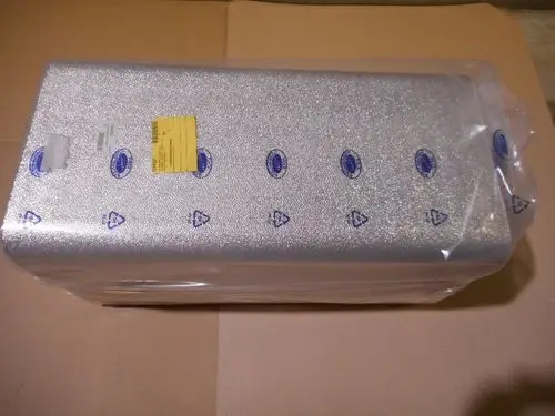 Verpackte Isolierung in Silber, wahrscheinlich für Rücklaufleitungen, mit Etikett von Remeha. Oberfläche mit strukturierter Folie und Schutzsymbolen versehen.